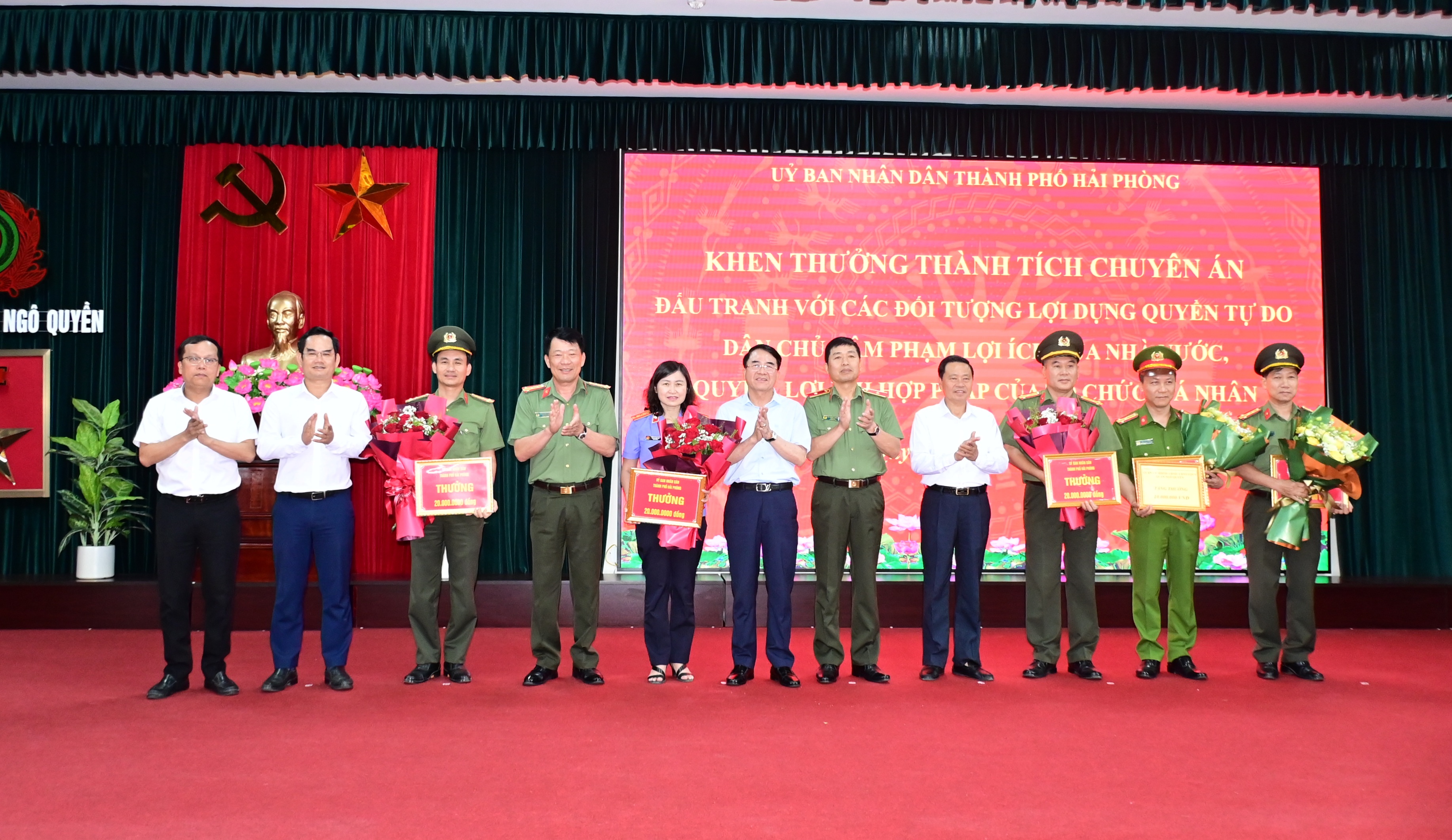 Đồng chí Lê Khắc Nam - Phó Chủ tịch Ủy ban nhân dân thành phố, Trưởng Ban chỉ đạo 799 thành phố khen thưởng các đơn vị có thành tích trong đấu tranh với tội phạm trên không gian mạng